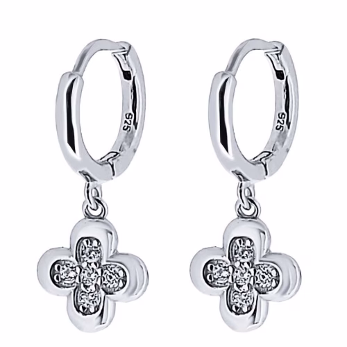 Aros de plata bañada en rodio con charm de trébol micro setting circonitas